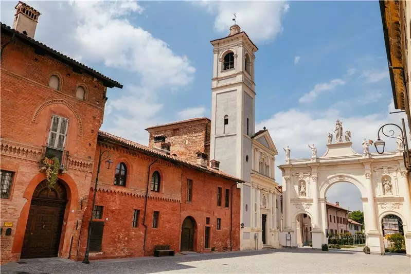 Arco del belvedere e chiesa di S. Agostino